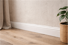Плинтус для неровных стен: как выбрать и установить