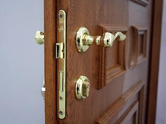 Замки для межкомнатных дверей: для чего и какие бывают